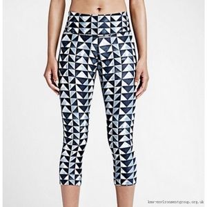 Nike Legend 2.0 Women’s Tight Cropped Leggings